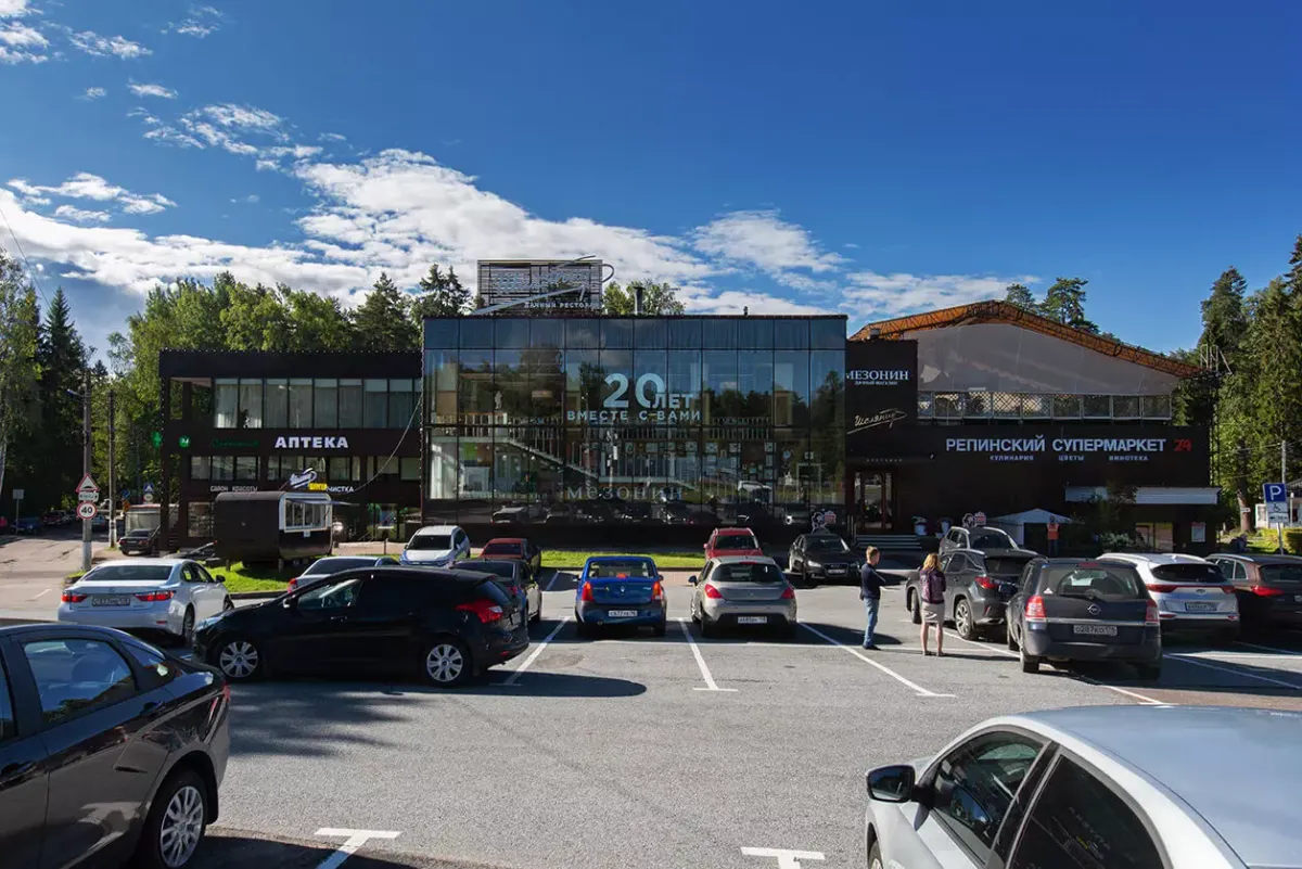 Большая парковка у ресторана