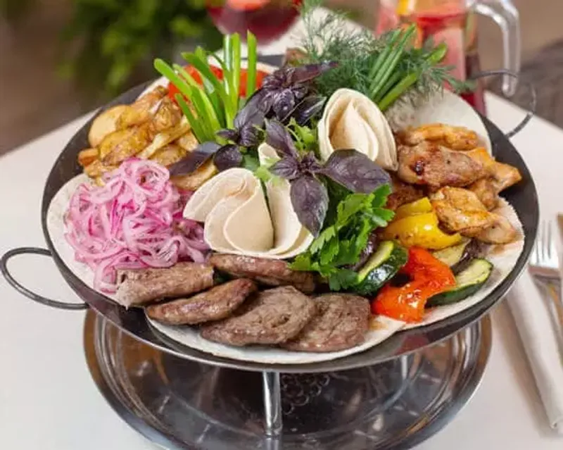 Большое ассорти приготовленное на мангале