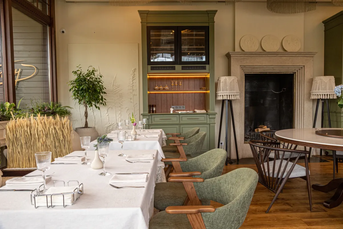 Банкетный зал с камином