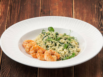 Orzo pasta with tiger shrimps, spinach and coconut milk