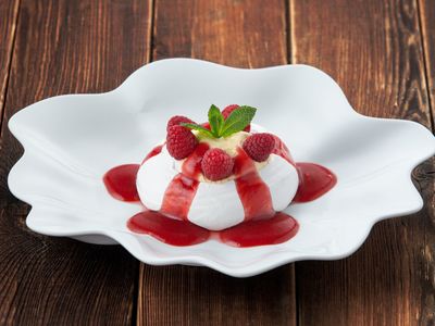 "Anna Pavlova" (meringue with vanilla cream and berries)
