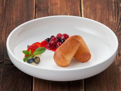 Rum cakes with berries