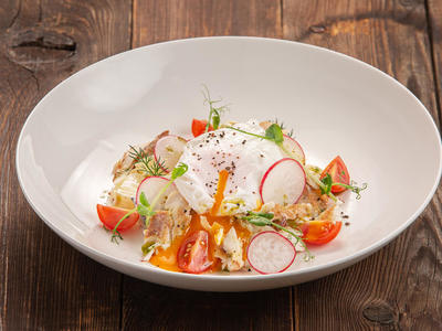 Alder-smoked pikeperch salad with vegetables and poached egg