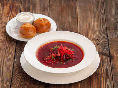 Borsch with red beans and garlic buns
