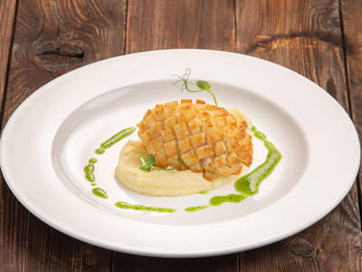 "Pozharsky" minced chicken breast coated with croutons. Served with mashed potato and parsley sauce