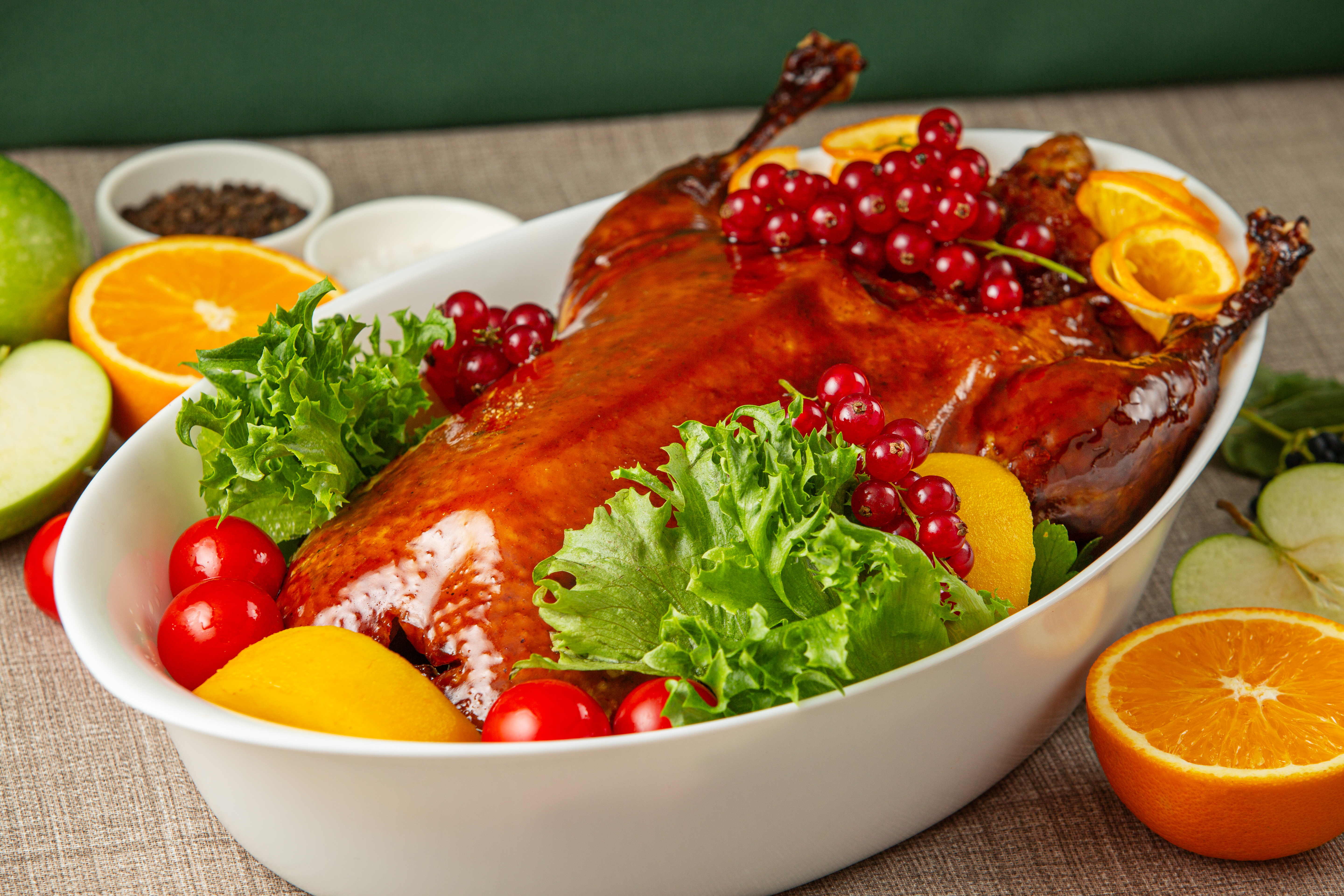 Гусь запеченный с квашеной капустой