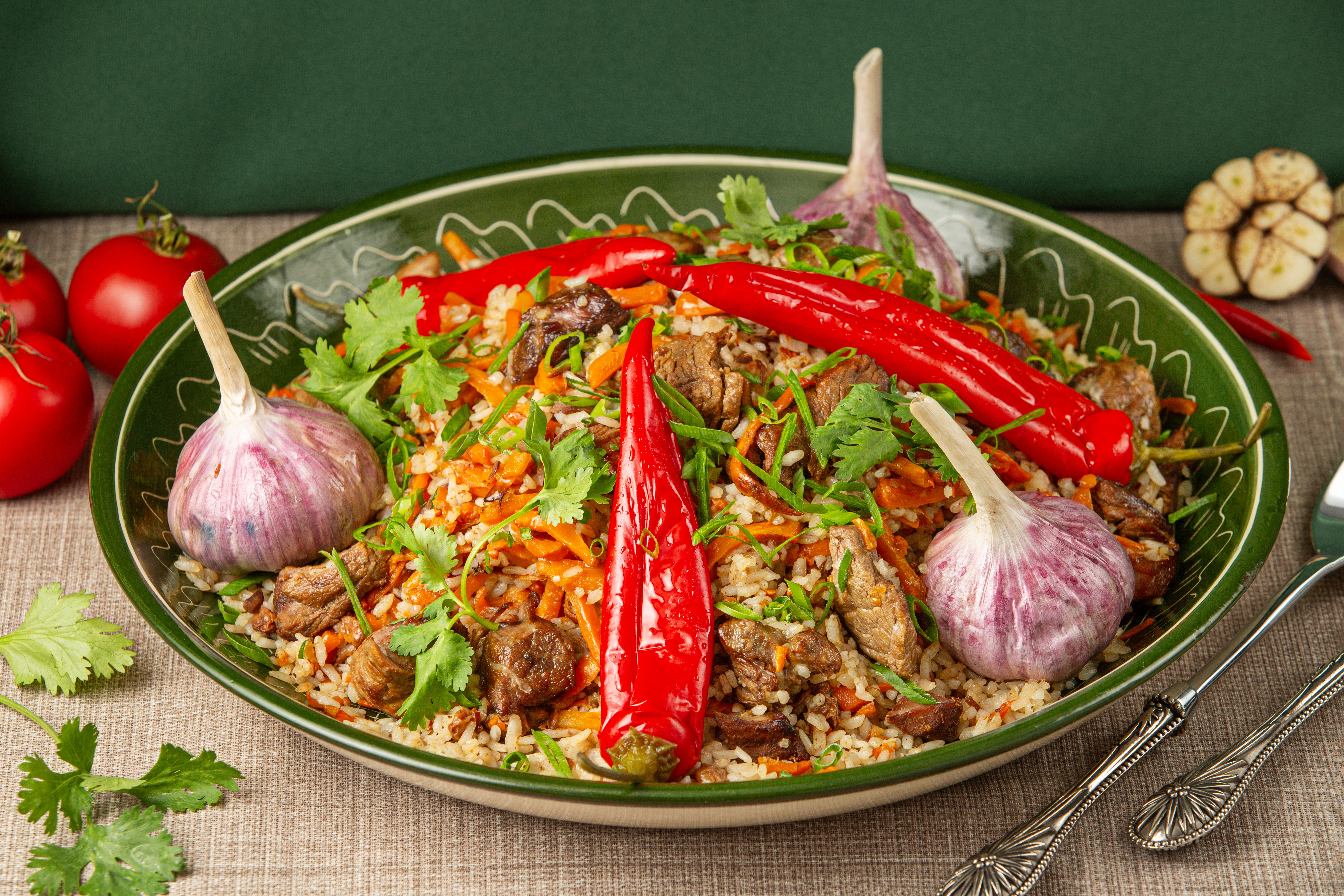 Плов с бараниной и салатом из томатов