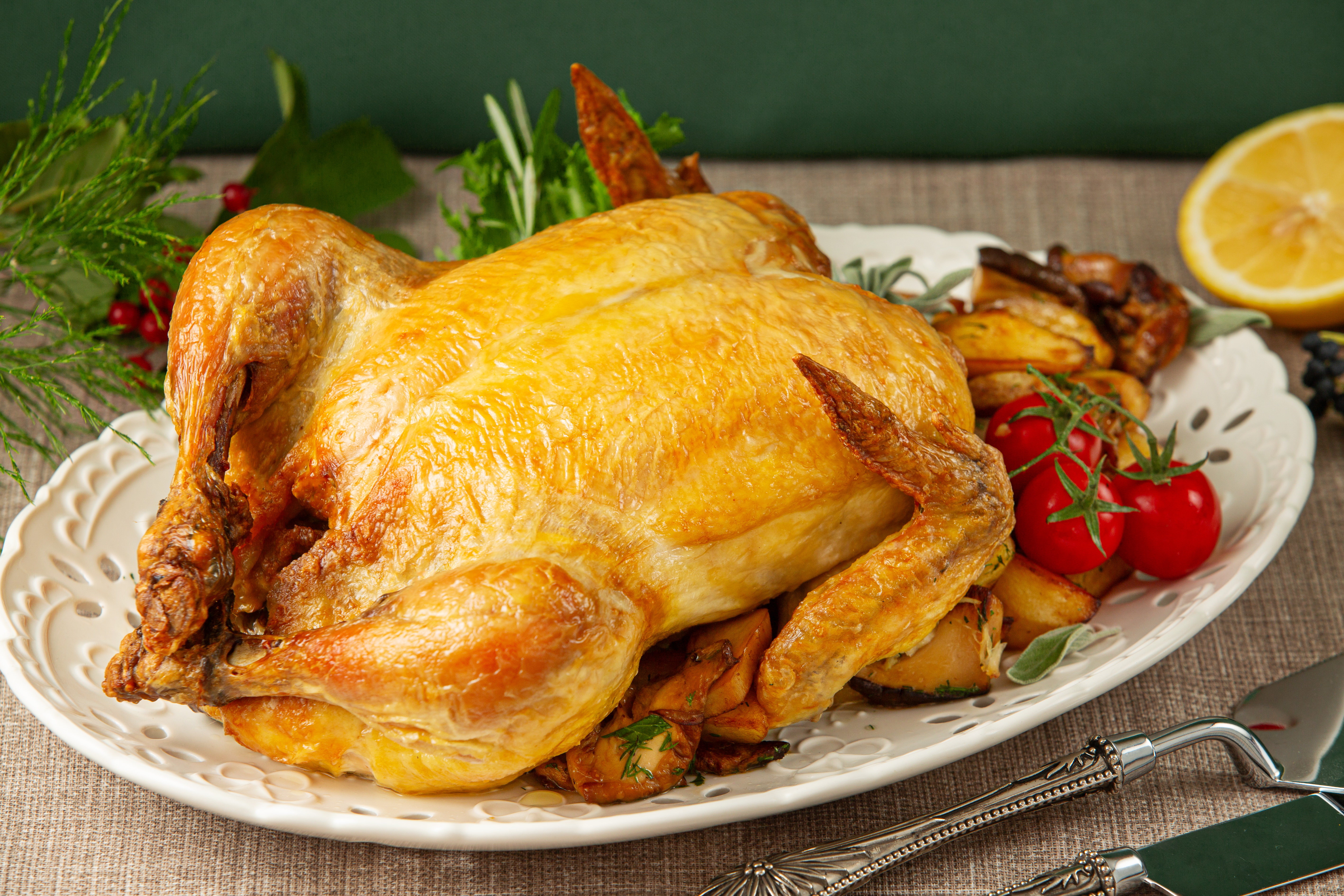 Пулярка запеченная с картофелем, белыми грибами и шалфеем