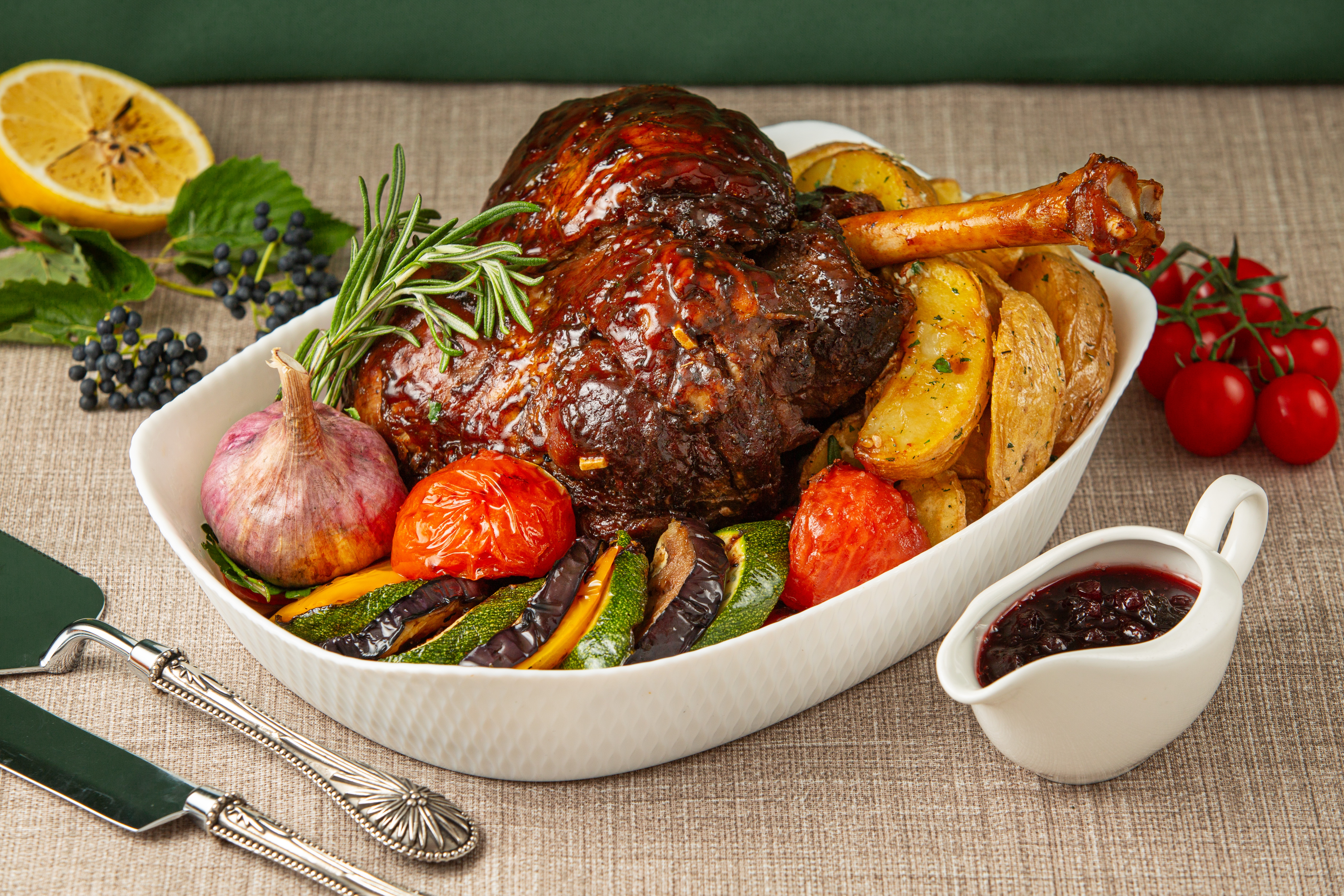 Запеченная ножка ягненка с овощами